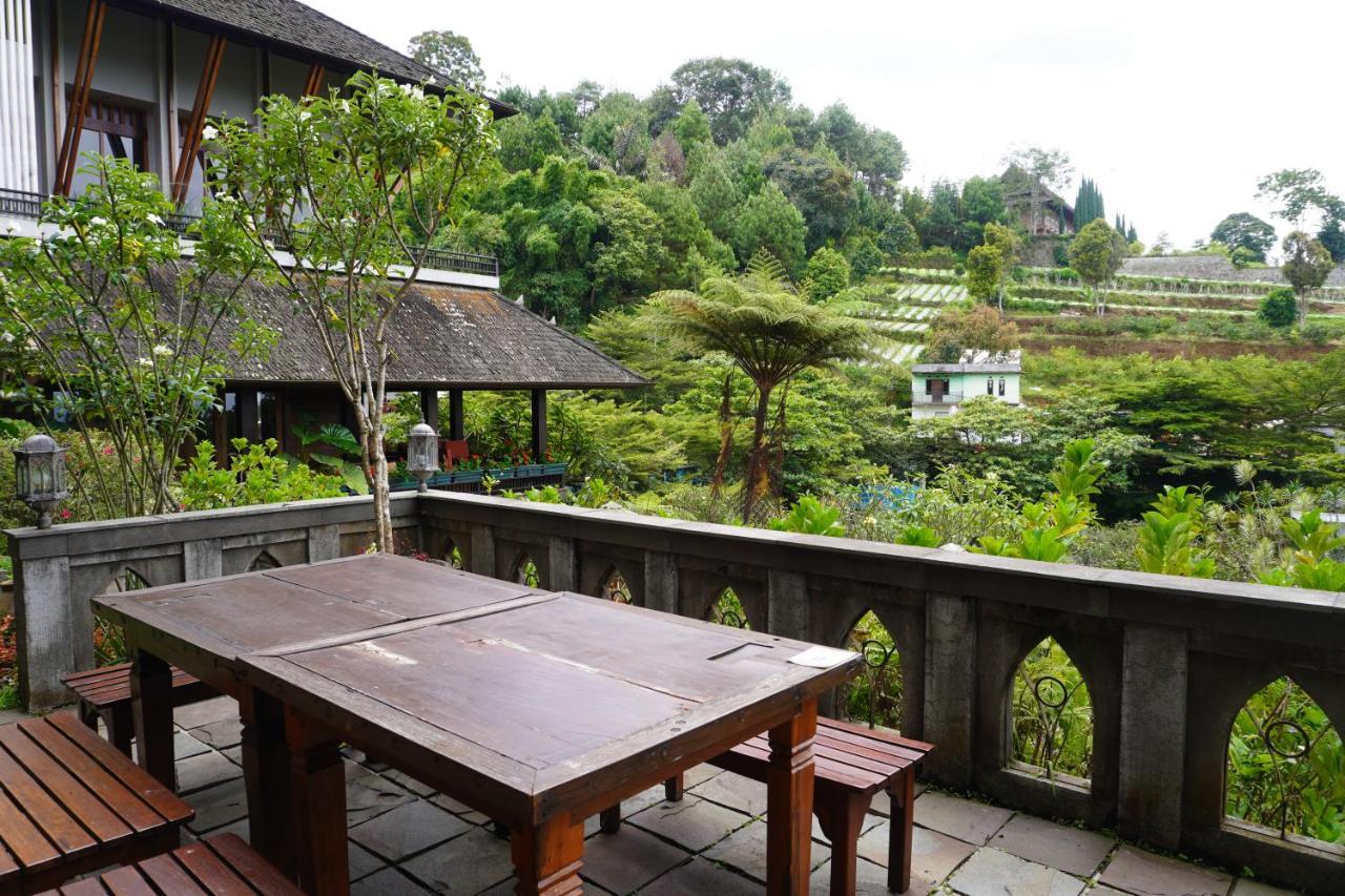 Rumah Stroberi Organic Farm & Family Lodge Lembang Exterior foto