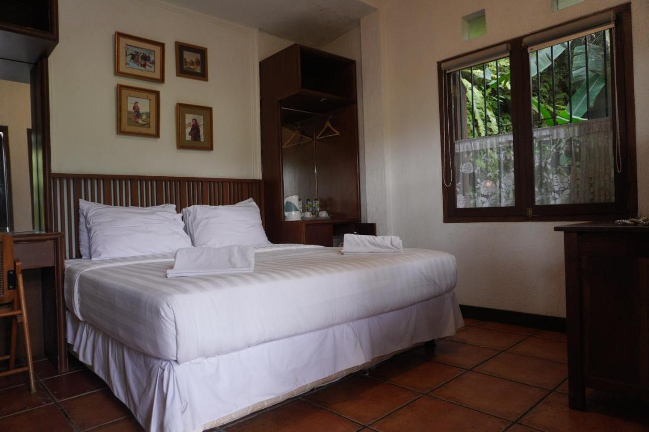 Rumah Stroberi Organic Farm & Family Lodge Lembang Exterior foto