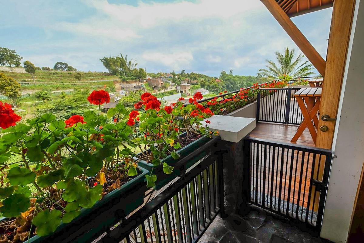 Rumah Stroberi Organic Farm & Family Lodge Lembang Exterior foto