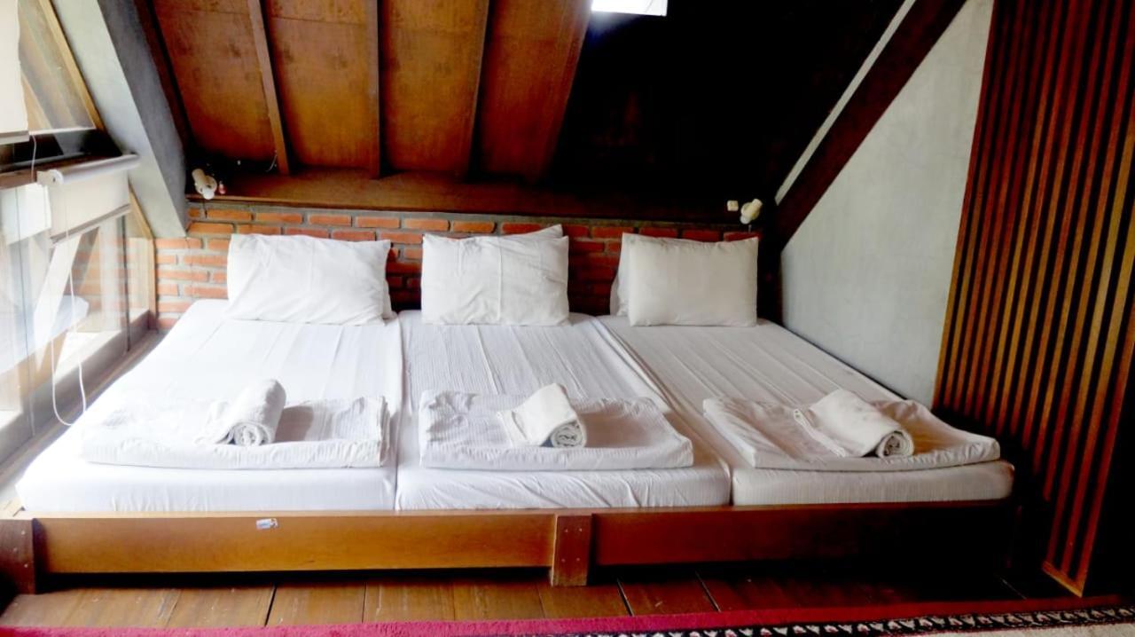 Rumah Stroberi Organic Farm & Family Lodge Lembang Exterior foto